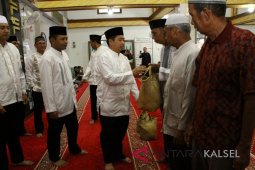 Ibnu Sina Bagikan Sembako saat Safari Ramadhan