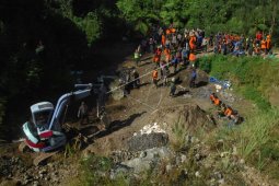 Dua penambang korban longsor ditemukan meninggal