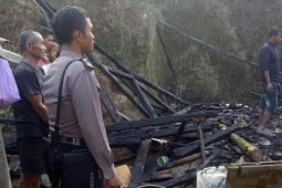 Rumah Terbakar Akibat Api Tungku Sambar Bensin