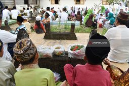 Warga Gelar Tradisi "Nyekar Agung" di Magetan (Video)