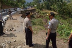 Polisi Pantau Jalur Longsor di Ponorogo