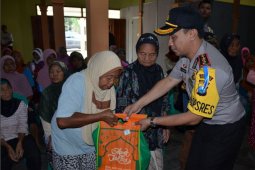 Polres Ponorogo Bakti Sosial di "Kampung Idiot"
