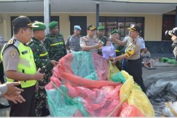 Petugas Gabungan Razia Balon Udara di Ponorogo