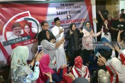 Puti-Risma Sahur Bareng di Trotoar Surabaya