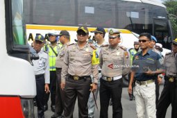Petugas Periksa Kelaikan Kendaraan Umum di Terminal Kediri (Video)