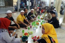 Conex Labura berbagi takjil