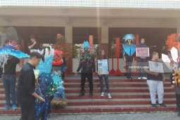 Mahasiswa Ubaya Pakai Pakaian Daur Ulang Kampanyekan Peduli Lingkungan