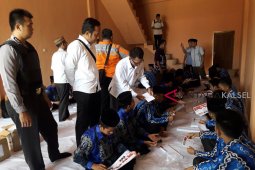 Puluhan Siswa Madrasah Tabalong Lipat Surat Suara