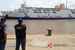 Police chief monitors the last departures at Trisakti Port
