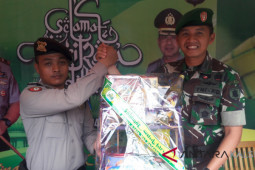 Dandim bagikan bingkisan ke petugas Pos Pam Lebaran