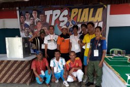 Petugas  TPS Belimbing  Raya berkostum  Piala  Dunia