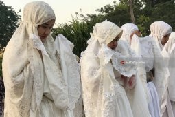 Risma dan Keluarga Shalat Idul Fitri di Balai Kota (Video)