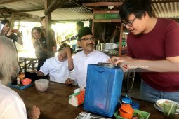 Usai Nyoblos, Gus Ipul Sempatkan Nongkrong di Warkop (Video)