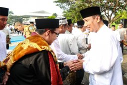 Didik Suprayitno dan Jajaran Pejabat Pemprov Lampung Sholat Ied di Lapangan Enggal
