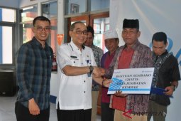 Pelindo Lembar serahkan 3.000 paket sembako gratis