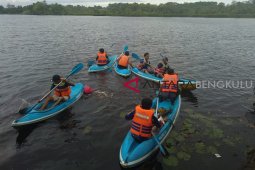 Relawan bersihkan Danau Dendam Tak Sudah Bengkulu