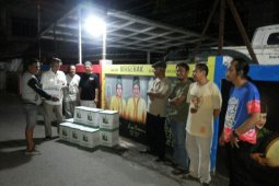 Kapolsekta bagi-bagi bingkisan di Kampung Budaya Tunjung Maya