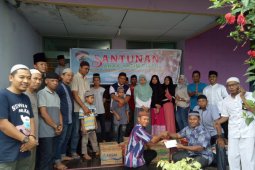 Sejumlah komunitas sepeda santuni anak yatim piatu