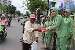Persit Kodim Banjarmasin bagikan takjil Ramadhan