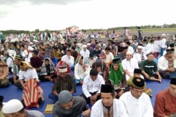 Umat Islam Kapuas Hulu sholat di bandara
