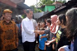 Polisi  dorong bus mogok untuk urai kemacetan