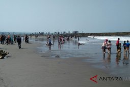 Puluhan warung pinggir Pantai Jayanti Cianjur rusak akibat gelombang tinggi