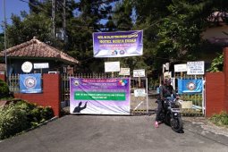 Karyawan segel Hotel Surya Indah Gadog Pacet