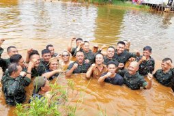 Ultah Ke-48, Danrem diajak Paman Birin cebur ke sungai