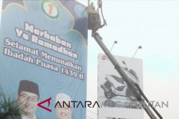 Petugas menyisir titik pemasangan peraga kampanye