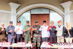 Ridwan Kamil sungkem ke ibu sebelum mencoblos