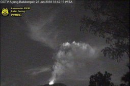 PVMBG amati material panas di kawah Gunung Agung