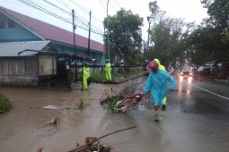 Polisi bersiaga di lokasi terancam banjir
