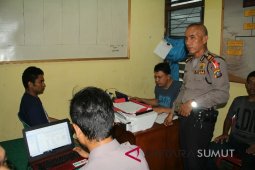 Tersangka pembunuh istri menyerahkan diri ke kantor polisi