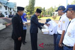 Sekda serahkan penghargaan peraih nilai UN tertinggi