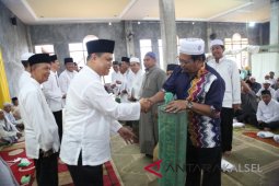 Pjs Bupati Serahkan Bantuan