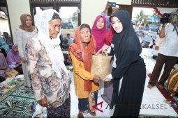 Serahkan Bantuan Sembako