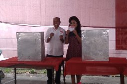 Cabup petahana Nikson Nababan gunakan hak pilih di TPS 5