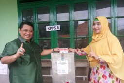 Isnandar 'nyoblos' bersama keluarga di TPS 21