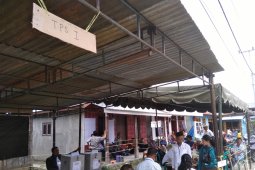 Sejumlah surat suara ditemukan telah tercoblos sebelum digunakan