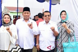 Ashari Tambunan dan Xainudin Mars mencoblos di TPS 1