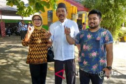 Ismiryadi mencoblos di TPS 3 Bukit Merapen