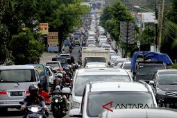 Macet Puncak berimbas ke jalur alternatif