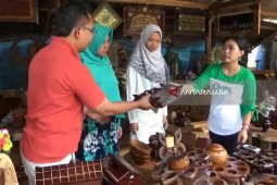 Kerajinan Kayu Jati Ngawi Ramai Dikunjungi Pemudik