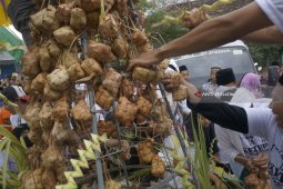 Ribuan Warga Trenggalek Rayakan Lebaran Ketupat
