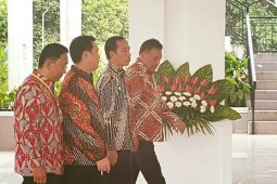 Presiden Jokowi diskusi dengan tiga menteri saat menunggu Mahathir Mohammad