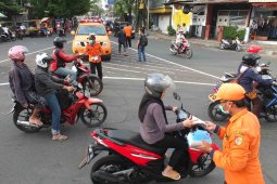 BPBD Jember Bagikan Masker Gratis Antisipasi Abu Vulkanik Gunung Agung (Video)