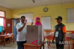 Sahani Saleh mencoblos di TPS 5 Air Raya Belitung