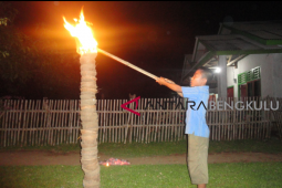Tradisi "api jagau" sambut lebaran di Bengkulu