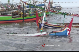 Belasan Perahu Nelayan Situbondo Rusak Diterjang Gelombang Tinggi