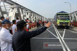 Truk Semen Pertama Lewat di Jembatan Widang (Video)